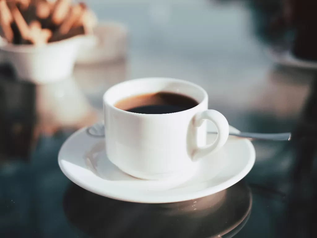 Minum kopi di pagi hari (Unsplash/Emre Gencer)