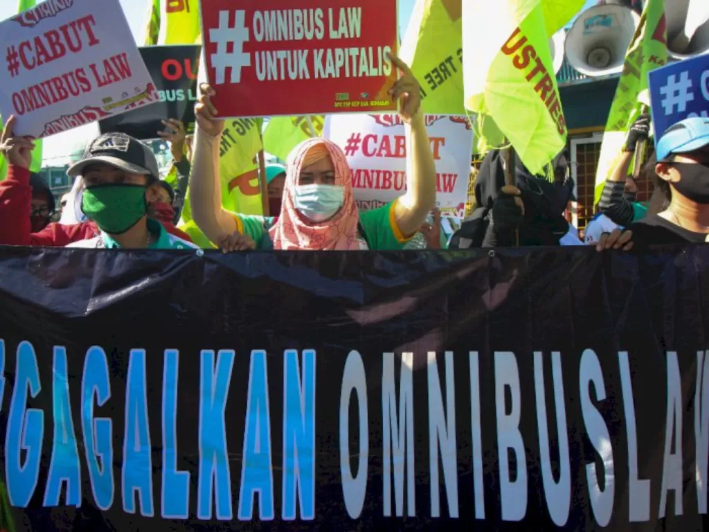 Demo tolak Omnibus Law di depan gedung DPRD Jawa Timur, Selasa (25/8/2020). (ANTARA/Didik Suhartono)