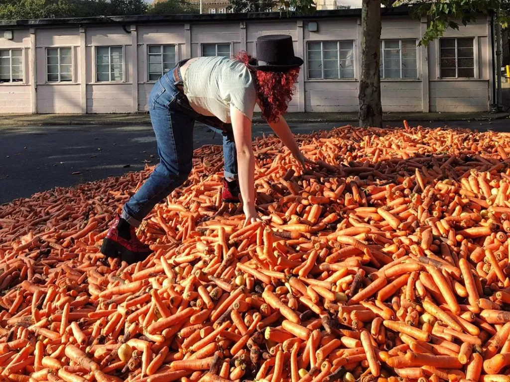 Tumpukan wortel di jalanan London. (photo/Instagram/@goldsmithscarrots)