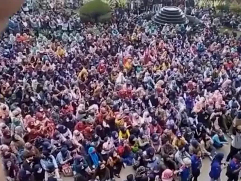 Aksi ribuan buruh melakukan aksi mogok kerja di halaman pabrik. (Instagram/@zeena_z2 via @infojawabarat)