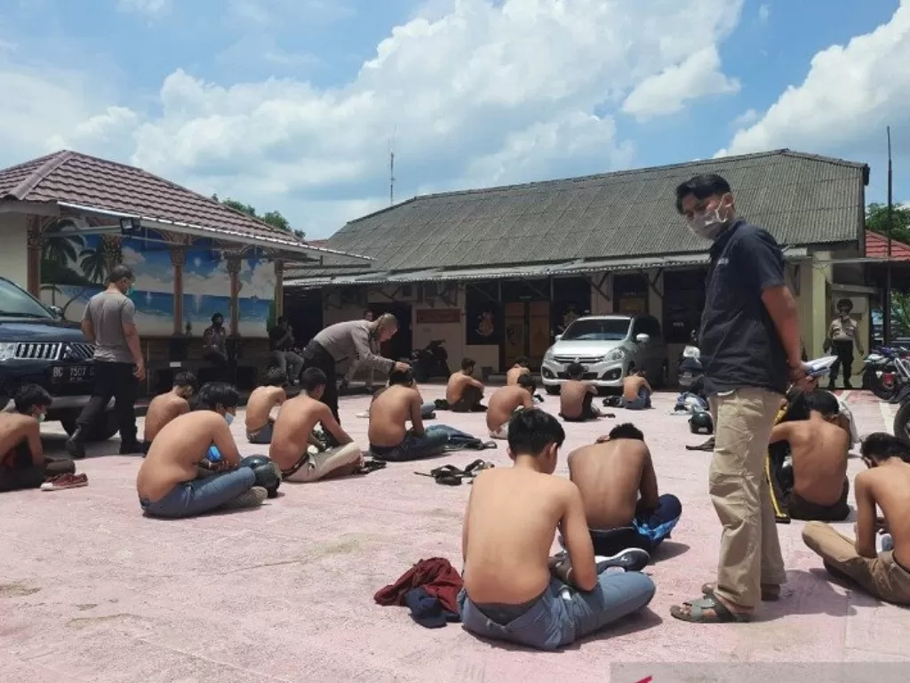  Para pelajar SMK yang diamankan di mapolresta Jambi karena terlibat aksi unjukrasa berujung pengerusakan gedung DPRD Kota Jambi, Rabu.(ANTARA/Nanang Mairiadi)
