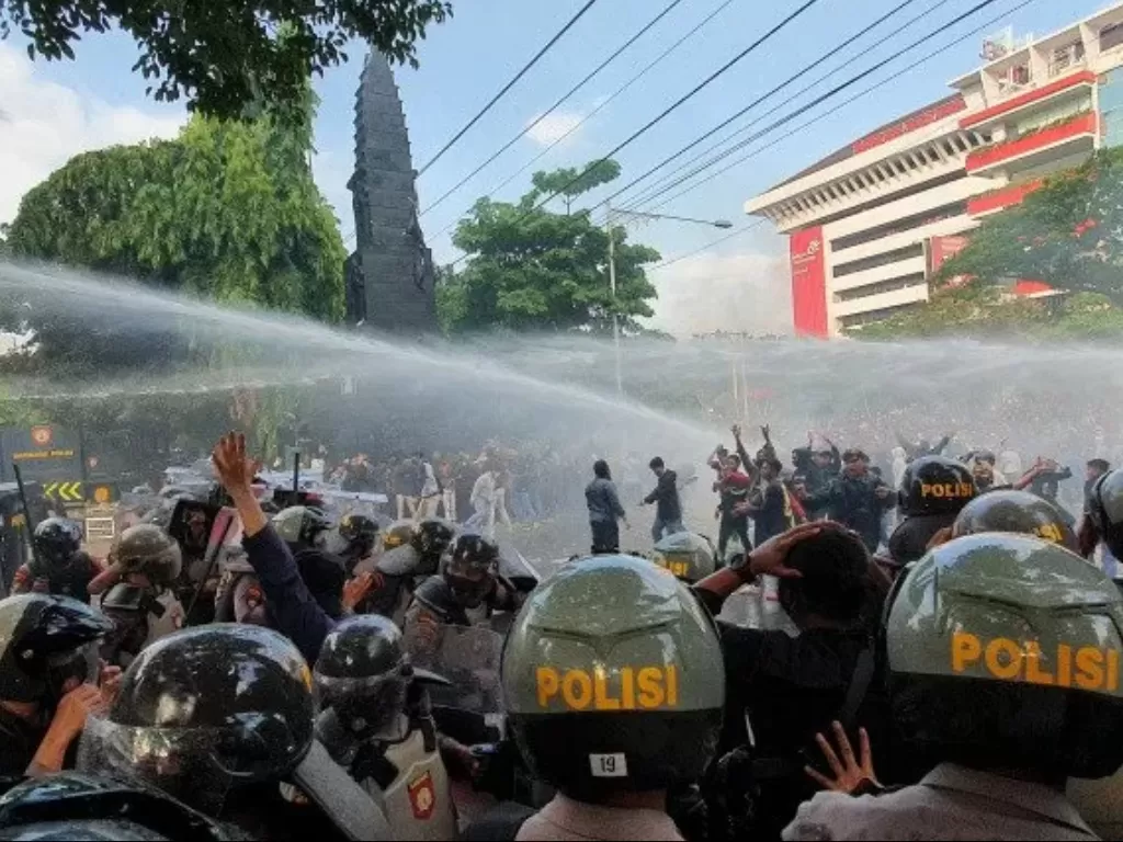   Polisi membubarkan kerumunan massa yang berunjuk rasa menolak pengesahan Undang-Undang Cipta Kerja. (Photo/ANTARA/HO-Wisnu Adhi)