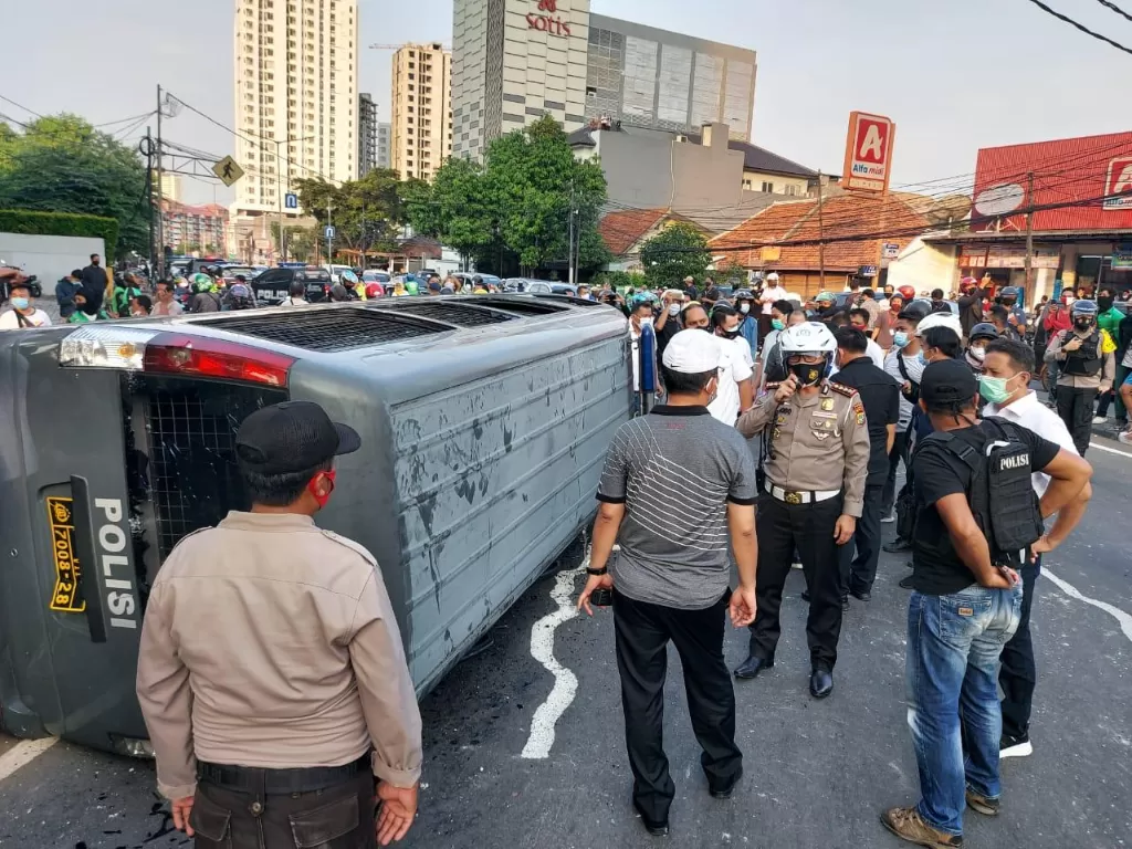 Rusuh di Jakarta Pusat, satu mobil polisi dirusak massa. (Istimewa)