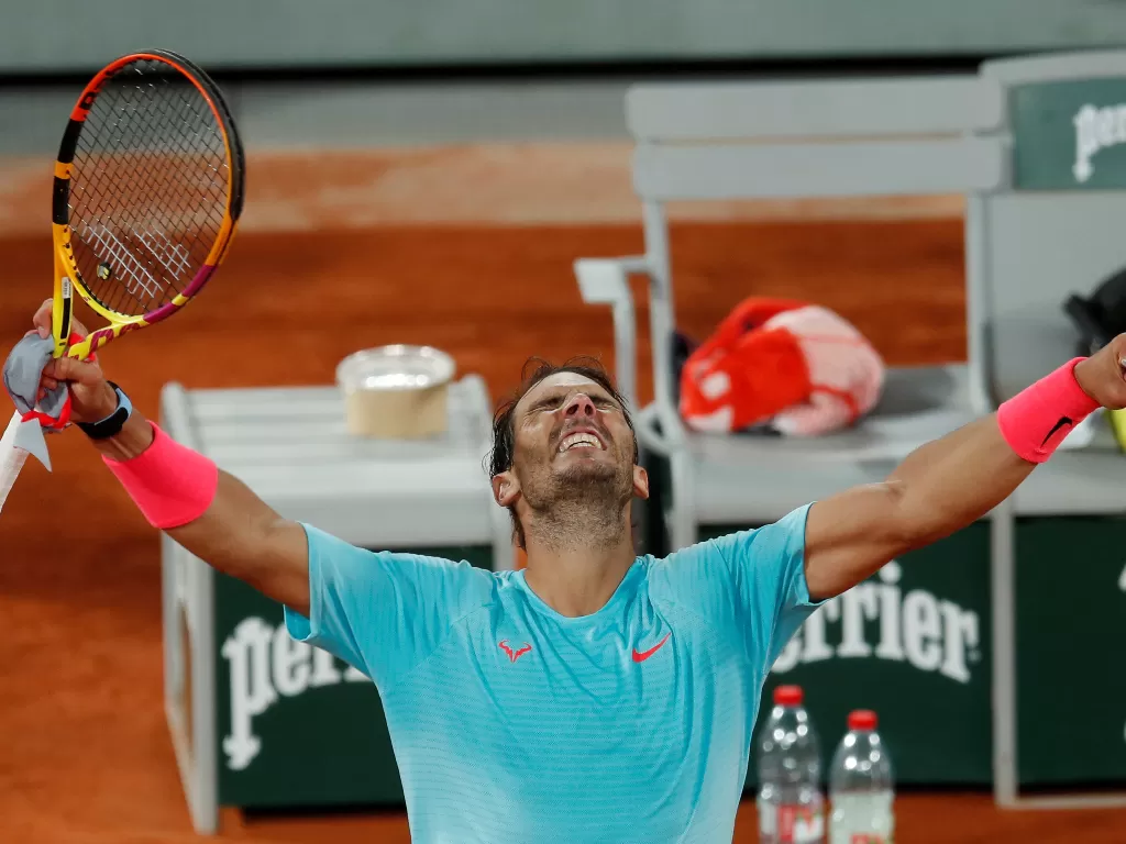 Rafael Nadal dari Spanyol merayakan kemenangannya setelah memenangkan pertandingan perempat final melawan petenis Italia Jannik Sinner (REUTERS/Gonzalo Fuentes)