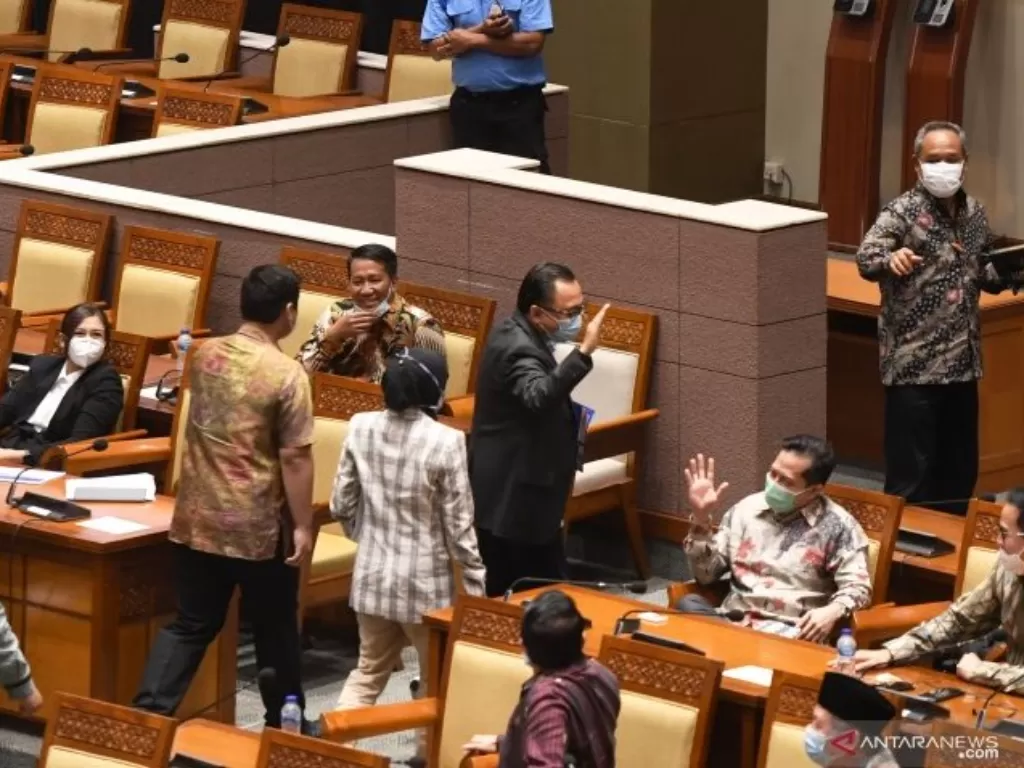 Sejumlah anggota Fraksi Partai Demokrat DPR meninggalkan ruang sidang (walk out) saat pembahasan tingkat II RUU Cipta Kerja pada Rapat Paripurna di Kompleks Parlemen, Senayan, Jakarta, Senin (5/10/2020). (ANTARA FOTO/Hafidz Mubarak A)