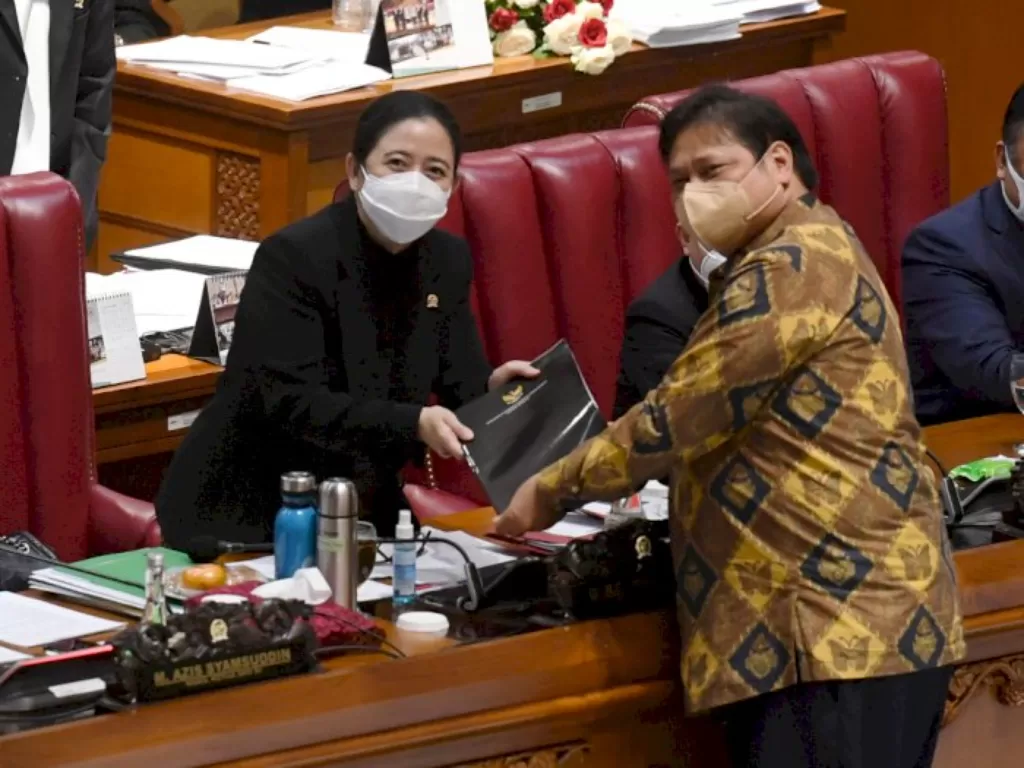 Ketua DPR Puan Maharani (kedua kiri) saat pembahasan tingkat II RUU Cipta Kerja pada Rapat Paripurna di Kompleks Parlemen. (ANTARA FOTO/Hafidz Mubarak A)