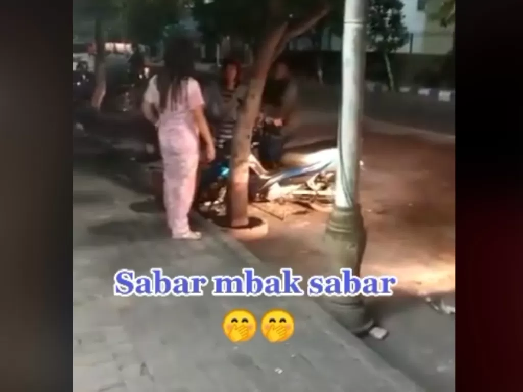 Wanita bertengkar di pinggir jalan (Tiktok)