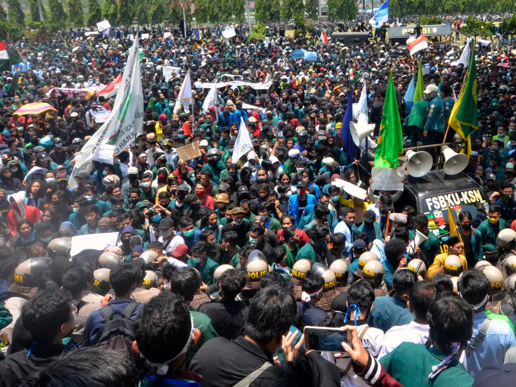 Pengunjuk rasa beraksi di depan kantor DPRD Provinsi Lampung, Lampung, Rabu (7/10/2020). (Photo/ANTARA FOTO/ Ardiansyah)