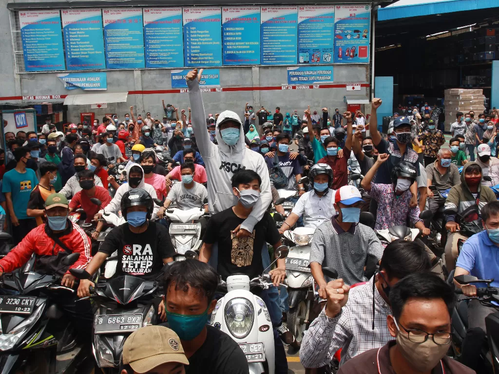 Buruh dari berbagai elemen organisasi melakukan aksi mogok kerja dengan turun ke jalan di kawasan industri Kebun Besar, Tangerang, Banten, Selasa (6/10/2020). (ANTARA FOTO/Muhammad Iqbal)