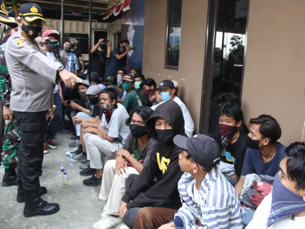 Remaja yang mau demo ada yang kena covid-19. (89 Remaja Berniat Rusuh saat Demo Diamankan Polres Jakarta Barat, 2 Positif Corona  Polres Metro Jakarta Barat bersama berbagai pihak terkait mengamankan 89 remaja yang berniat melakukan aksi unjuk rasa di sek