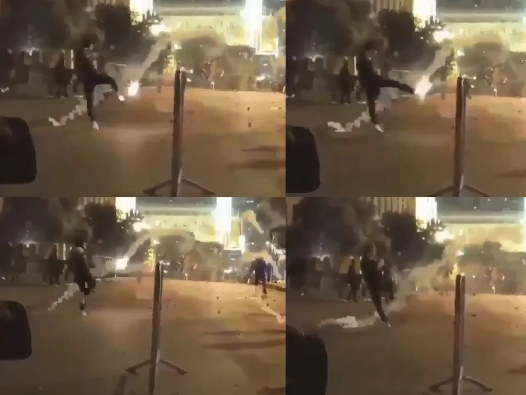 Cuplikan video pendemo menendang balik gas air mata. (Twitter @Sitinurs04)