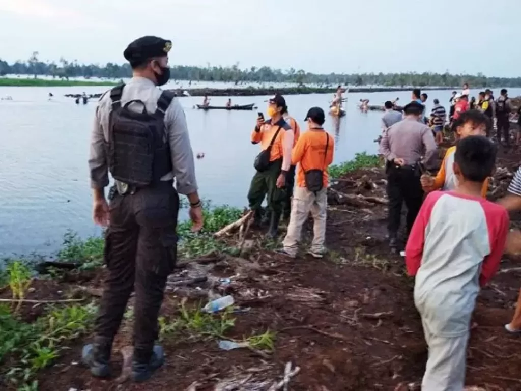 Warga dan polisi berupaya mencari jasad Galih yang tenggelam saat bikin konten video di Kanal Sungai Kahayan, Palangka Raya, Selasa (6/10/2020). (Ist)
