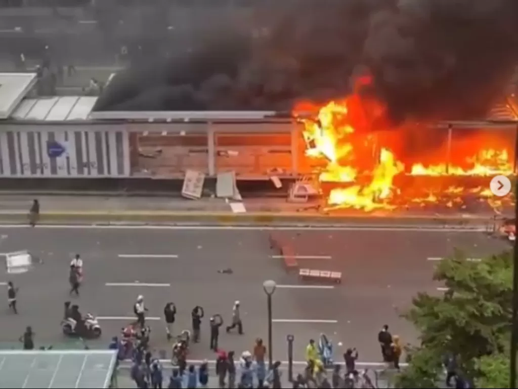 Halte Transjakarta Bundaran HI dibakar demonstran (Instagram/@jktinfo)