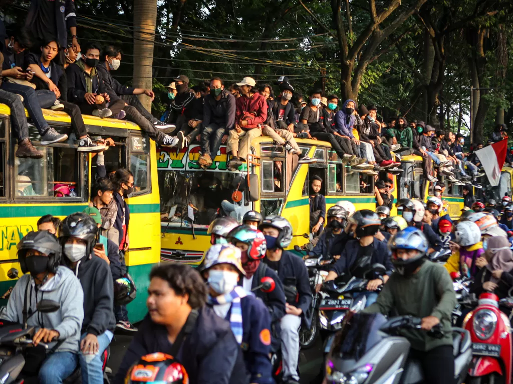 Sejumlah mahasiswa melakukan aksi di Kota Tangerang, Banten, Rabu (7/10/2020). (ANTARA FOTO/Fauzan)