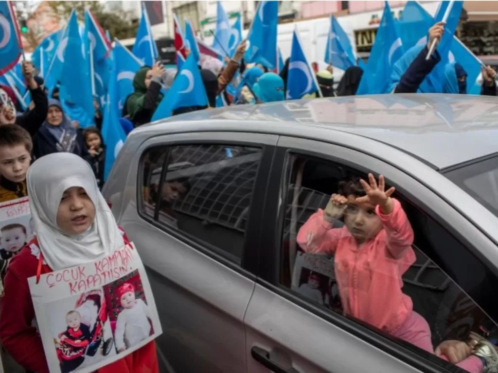 Unjuk rasa terkait kamp paksa pada Muslim Uighur di Xinjiang. (Seda Suna/EPA)