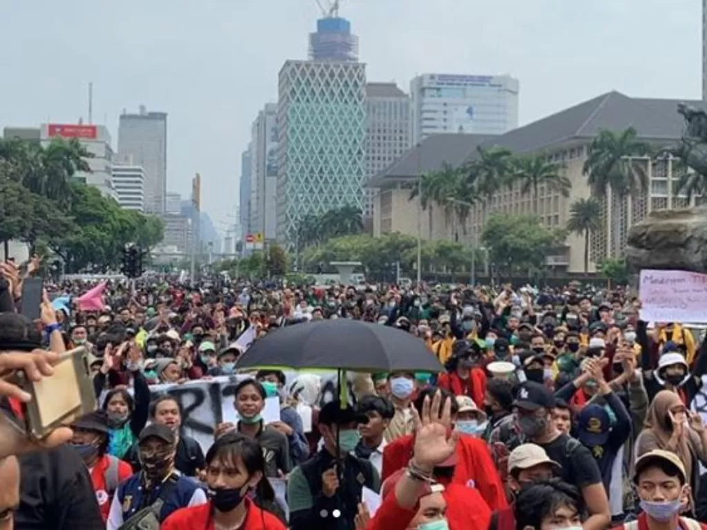 Pendemo dari kalangan Mahasiswa mulai memadati kawasan Istana Negara, Jakarta. (Instagram/@dr.tirta)