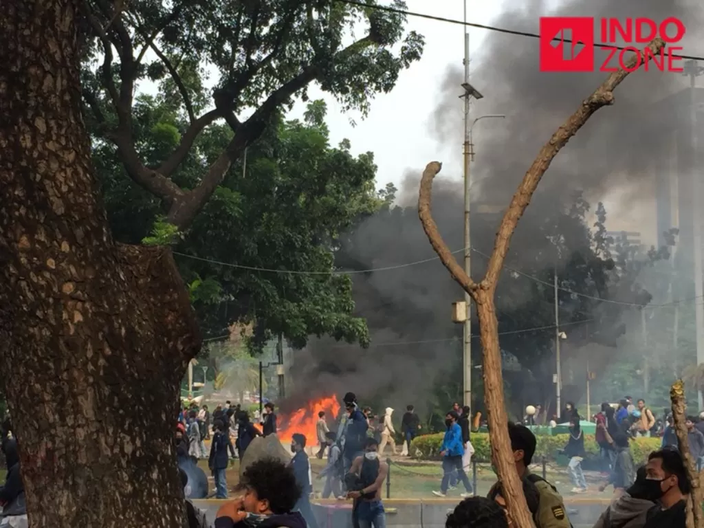 Massa aksi melakukan pembakaran di sekitaran Patung Kuda, Jl. Medan Merdeka Barat, Jakarta Pusat, Kamis (8/10/2020). (INDOZONE/Sarah Hutagaol)