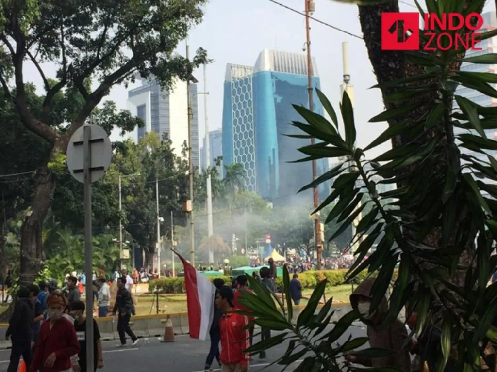 Massa Demo di Patung Kuda Rusuh, Polisi Tembak Gas Air Mata. (INDOZONE/Sarah Hutagaol)