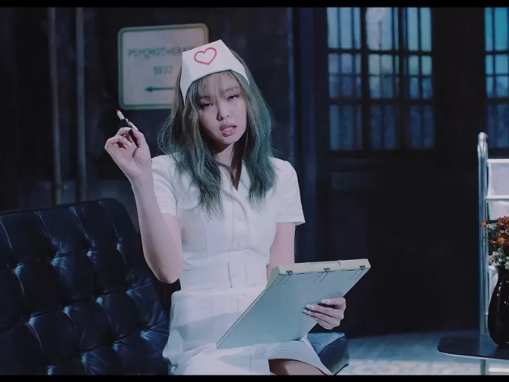 Adegan Jennie memakai baju perawat dalam MV 'Lovesick Girls'. (Allkpop)