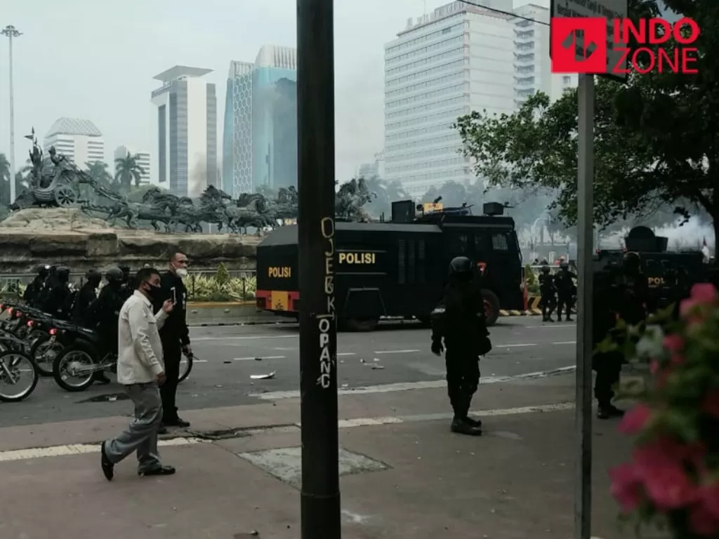 Polisi pukul mundur massa aksi demo di Patung Kuda, Jl. Medan Merdeka Barat, Jakarta Pusat, Kamis (8/10/2020). (INDOZONE/Sarah Hutagaol)