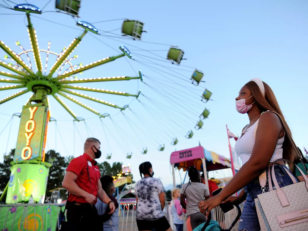 Miyana Moffett menyaksikan perjalanan di Mississippi State Fair (REUTERS/Rory Doyle)