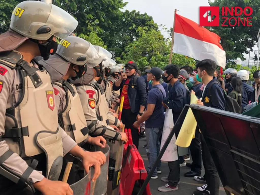 Sejumlah massa mahasiswa berorasi di sekitar Gedung DPR, sempat saling dorong dengan Polisi. (INDOZONE/Samsudhuha Wildansyah)