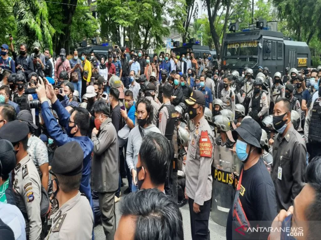 Anggota Polda Kalimantan Selatan menjaga aksi demo mahasiswa di depan Gedung DPRD Kalimantan Selatan, di Banjarmasin, Kamis (8/10/2020). (ANTARA/Firman)