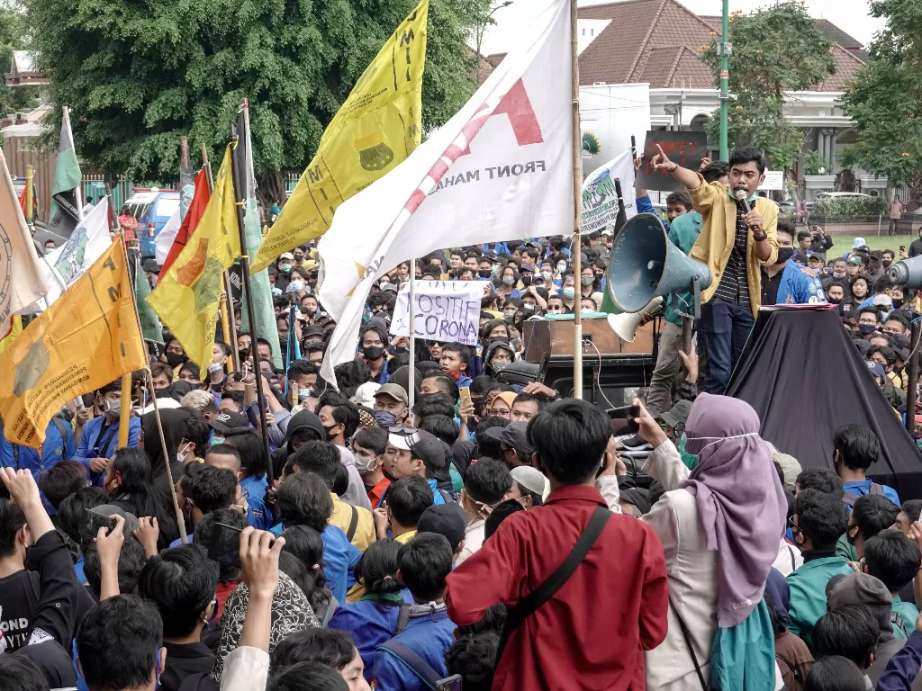 Sejumlah elemen mahasiswa dan buruh melakukan unjuk rasa menolak pengesahan UU Cipta Kerja, Rabu (7/10/2020). (ANTARA FOTO/Idhad Zakaria)