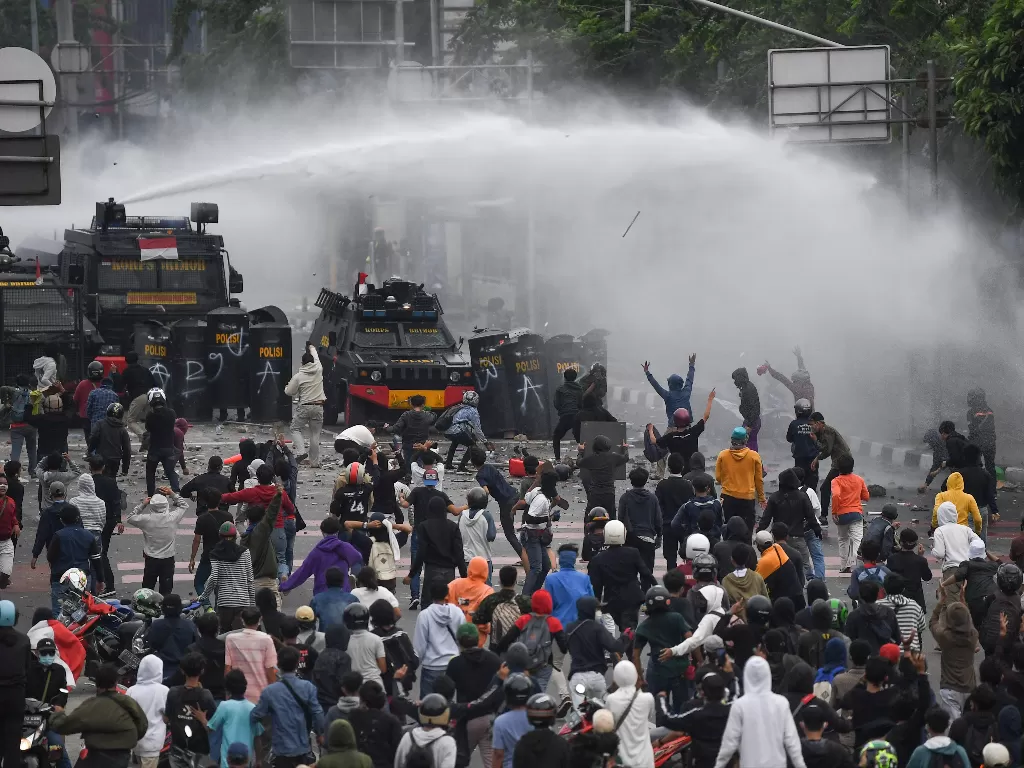 Personel kepolisian berusaha membubarkan pengunjuk rasa menggunakan water canon saat demonstrasi menolak Omnibus Law UU Cipta Kerja di Harmoni, Jakarta, Kamis (8/10/2020). (Photo/ANTARA FOTO/Wahyu Putro A)