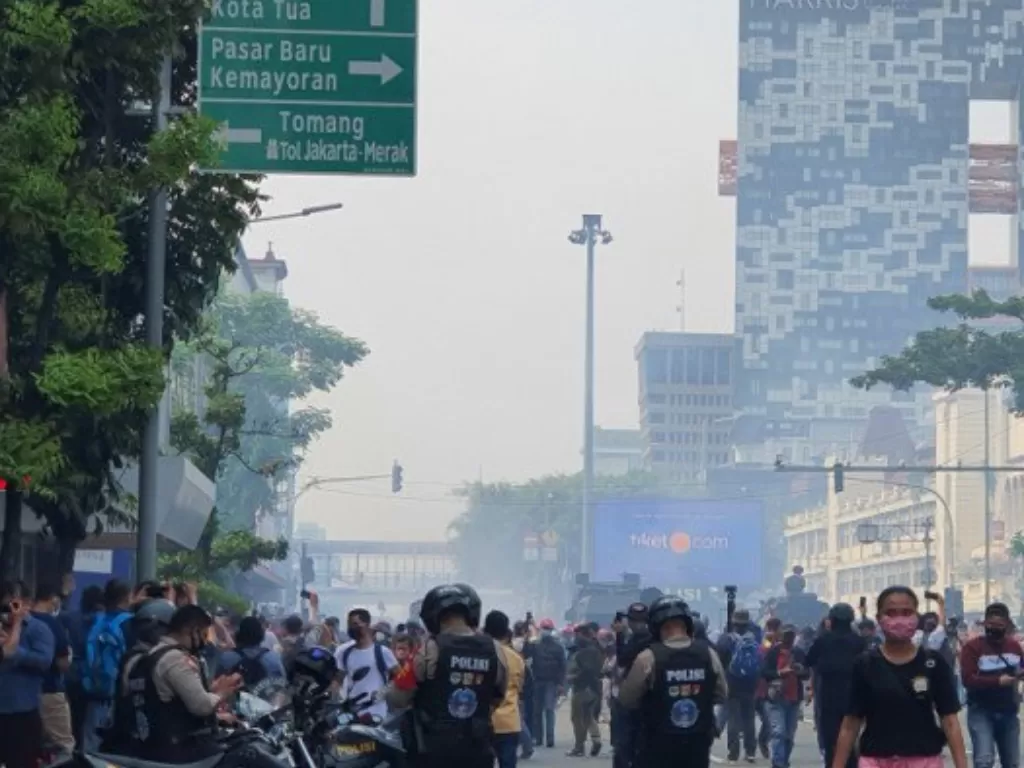 Suasana di Simpang Harmoni usai Gas Air Mata ditembakkan oleh petugas kepolisian, Kamis (8/10/2020). (ANTARA/Livia Kristianti)