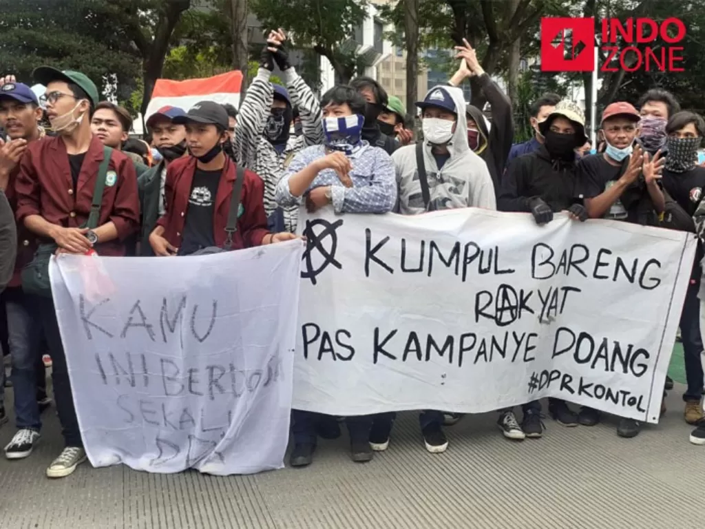 Mahasiswa demo di dekat Istana. (INDOZONE/Sarah Hutagaol), 