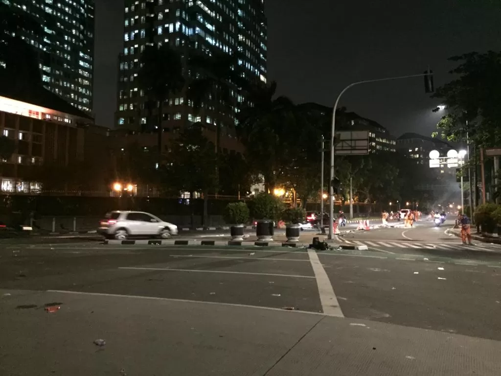 Kondisi jalanan malam ini pasca demonstrasi. (INDOZONE/Sarah Hutagaol).