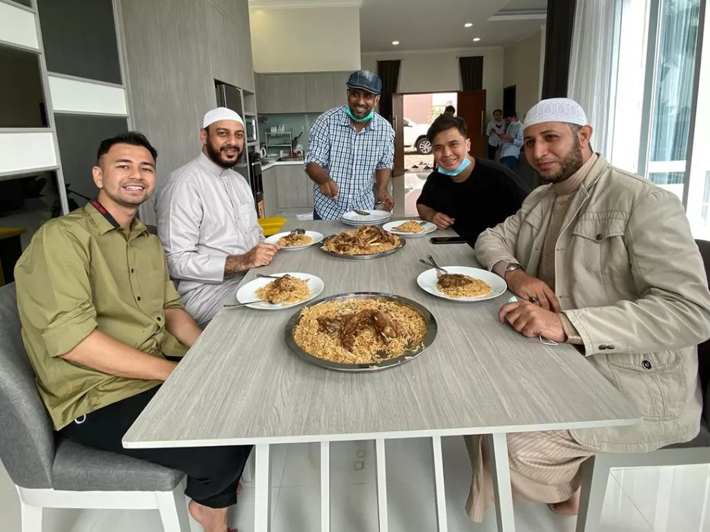 Raffi Ahmad makan nasi kabsah yang dimasak langsung oleh Syekh Ali Jaber. (Instagram/@raffinagita1717)