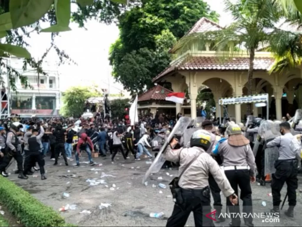 Demo di Gedung DPRD Yogyakarta berlangsung ricuh. (ANTARA/Luqman Hakim)