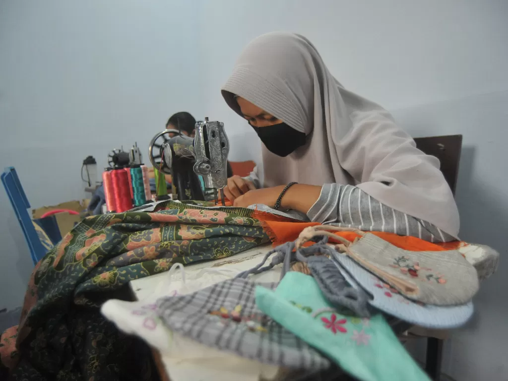 Perajin mengerjakan masker bordir, di toko Sulaman dan Bordir Ambun Suri, Bukittinggi, Sumatera Barat, Selasa (16/10/2020). (Photo/ANTARA FOTO/Iggoy el Fitra)