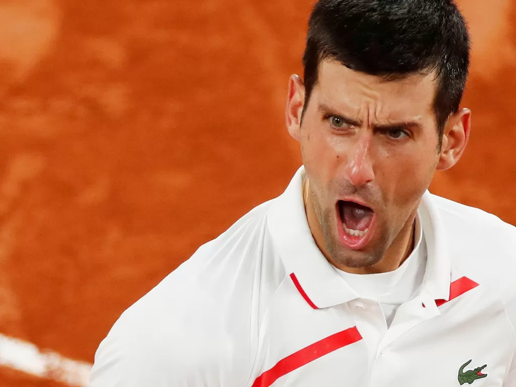 Novak Djokovic dari Serbia bereaksi selama pertandingan perempat final melawan petenis Spanyol Pablo Carreno Busta (REUTERS/Gonzalo Fuentes)