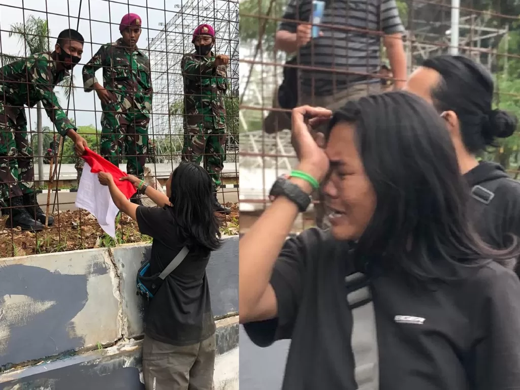 Seorang wanita sembrangi tol dalam kota, terobos brikade polisi untuk serahkan bendera merah putih ke TNI di sekitar Gedung DPR. (INDOZONE/Samsudhuha Wildansyah).