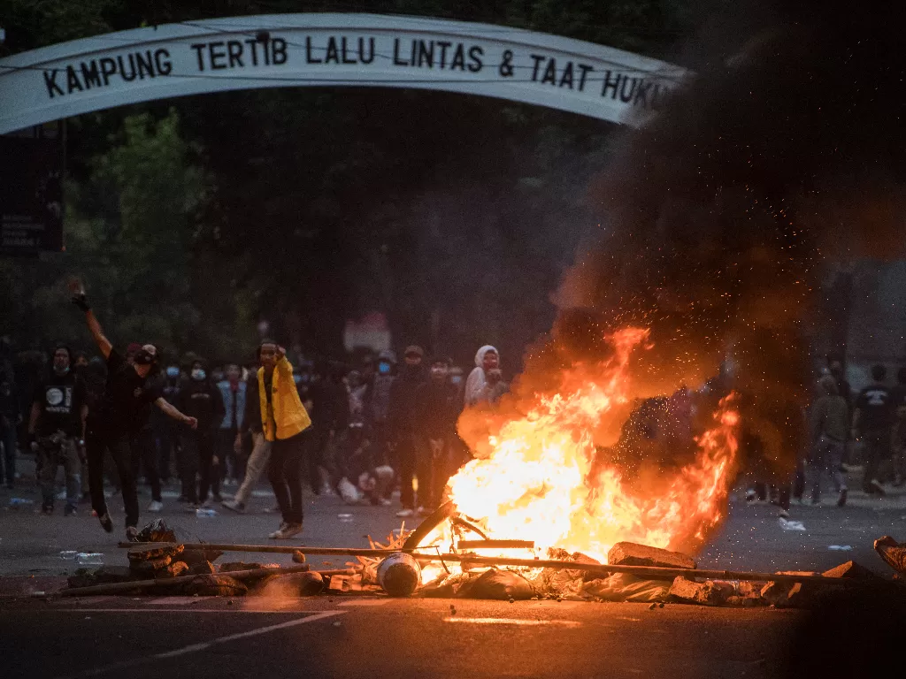Demonstran melempar batu saat unjuk rasa di Bandung, Jawa Barat, Rabu (7/10/2020). ANTARA FOTO/M Agung Rajasa