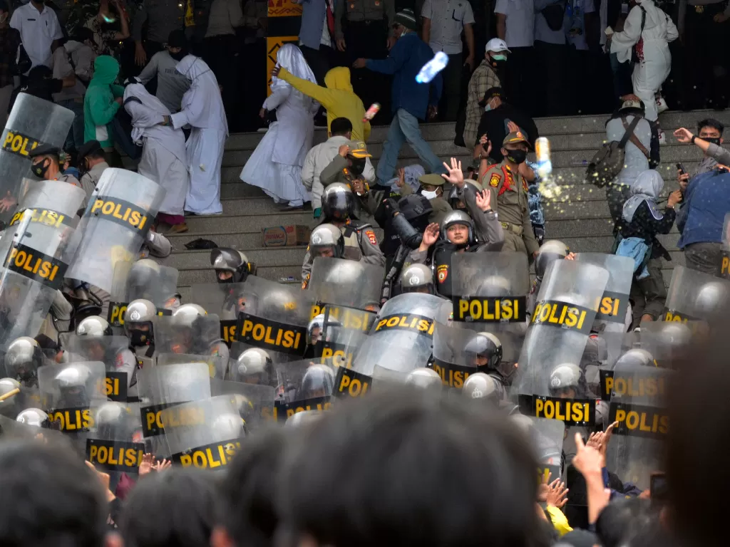 Ilustrasi mahasiswa bentrok dengan pihak Kepolisian dengan melempari petugas pada aksi demonstrasi. (ANTARA FOTO/Ardiansyah)
