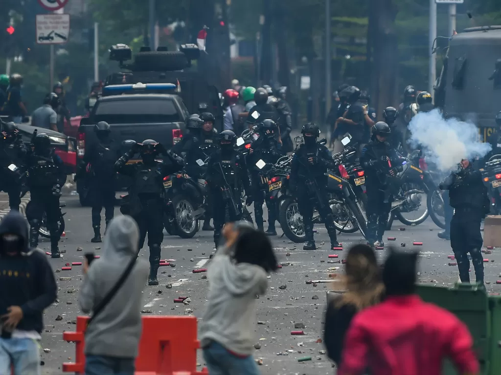 Bentrokan antara demonstran dengan polisi saat aksi unjuk rasa menentang UU Cipta Kerja di Jakarta, Kamis (8/10/2020). (Foto: ANTARA/Galih Pradipta)