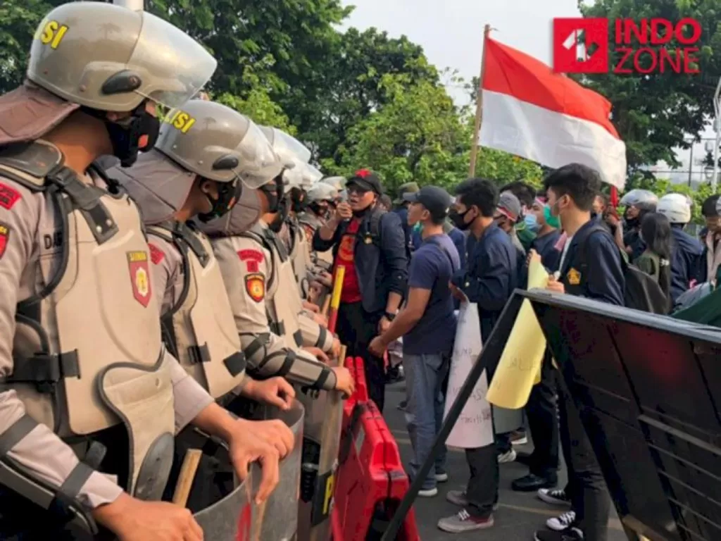 Sejumlah massa mahasiswa berorasi di sekitar Gedung DPR, sempat saling dorong dengan Polisi. (INDOZONE/Samsudhuha Wildansyah)