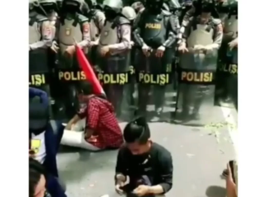 Mahasiswa asyik main kartu di tengah demo, disaksikan para polisi (Instagram/@makassar.iinfo)