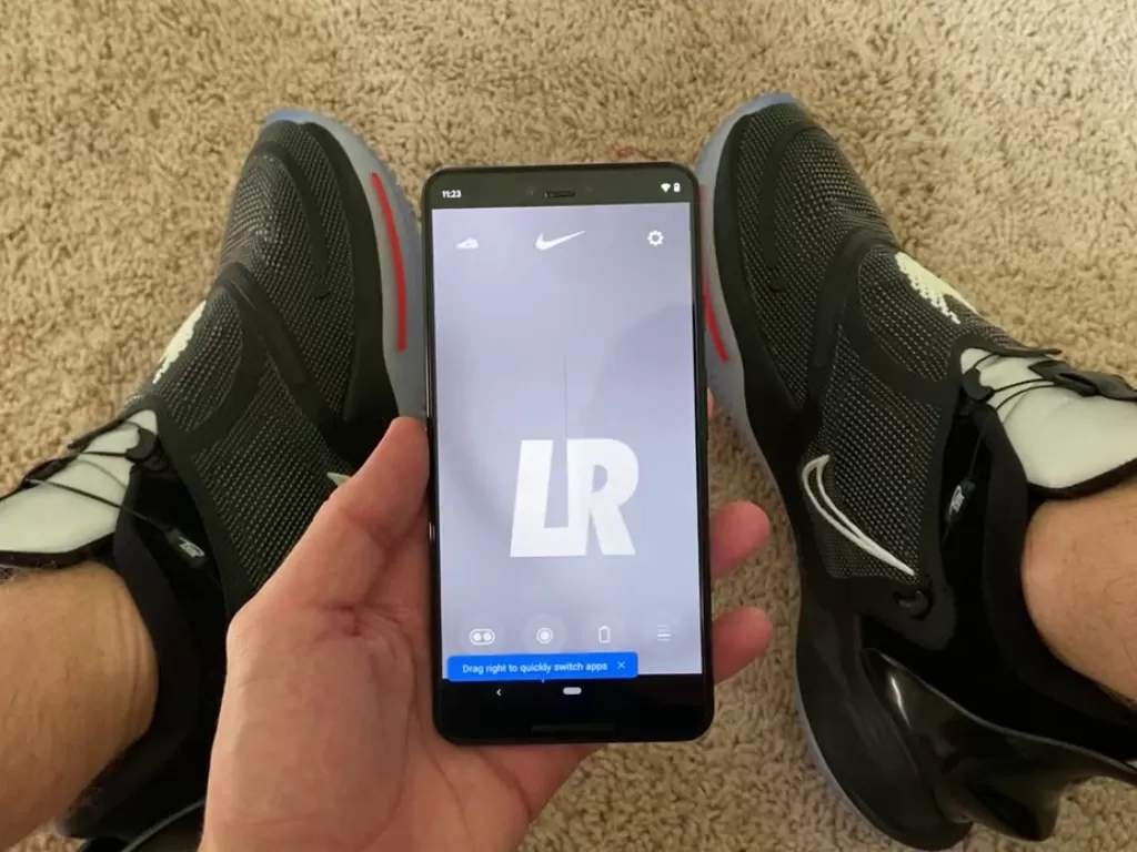 Aplikasi Nike Adapt yang bisa mengikat tali sepatu secara otomatis (photo/YouTube/9to5Google)