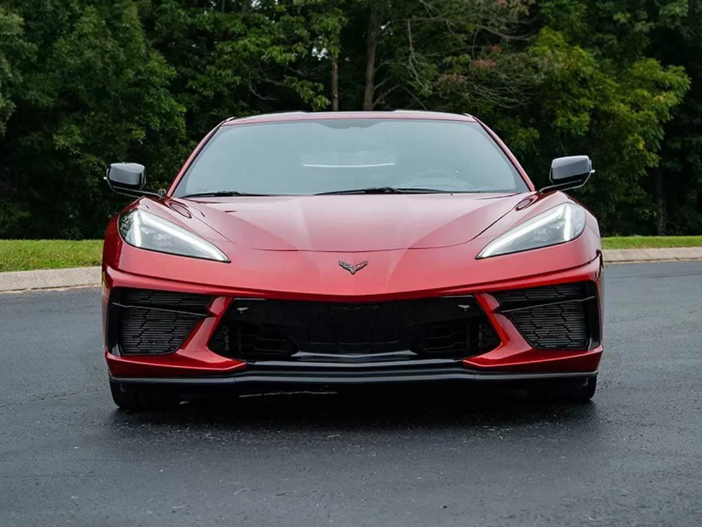 Tampilan depan mobil Chevrolet Corvette C8 2021 warna merah (photo/Chevrolet)