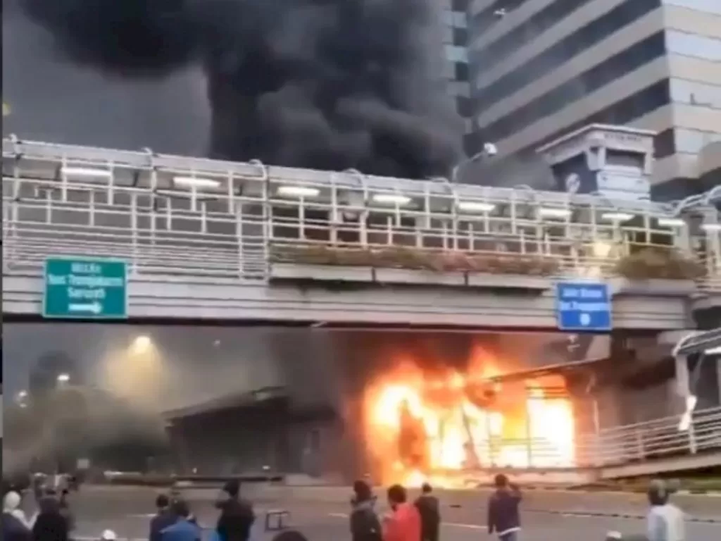 Halte Transjakarta Sarinah dibakar demonstran (Instagram/@jktinfo)