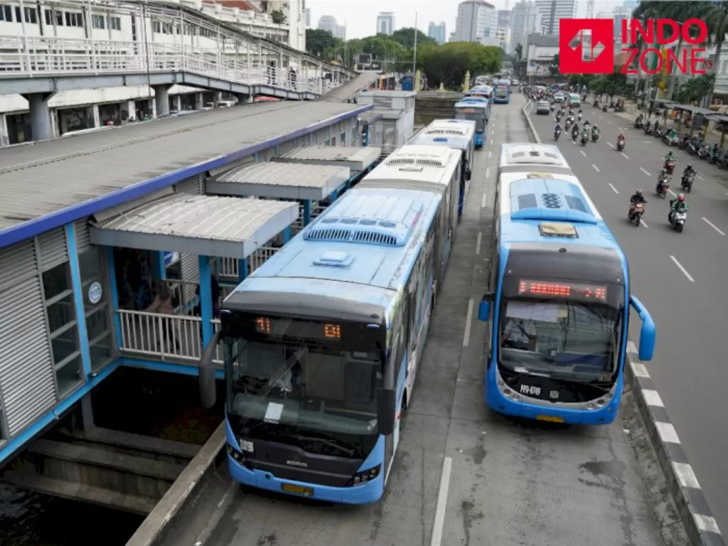 Sejumlah bus transjakarta berhenti di Halte Harmoni, Jakarta, Rabu (5/2/2020). (INDOZONE/Arya Manggala)