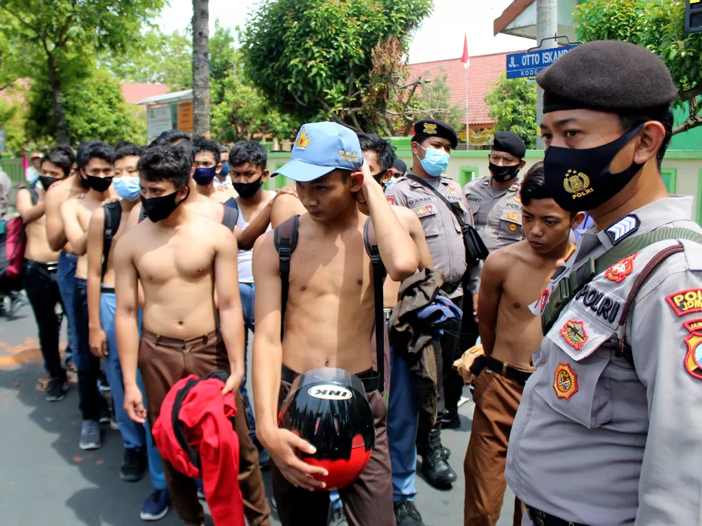 Pelajar SMK diamankan polisi saat hendak mengikuti demonstrasi menolak Omnibus Law UU Cipta Kerja (ANTARA FOTO/Syaiful Arif)