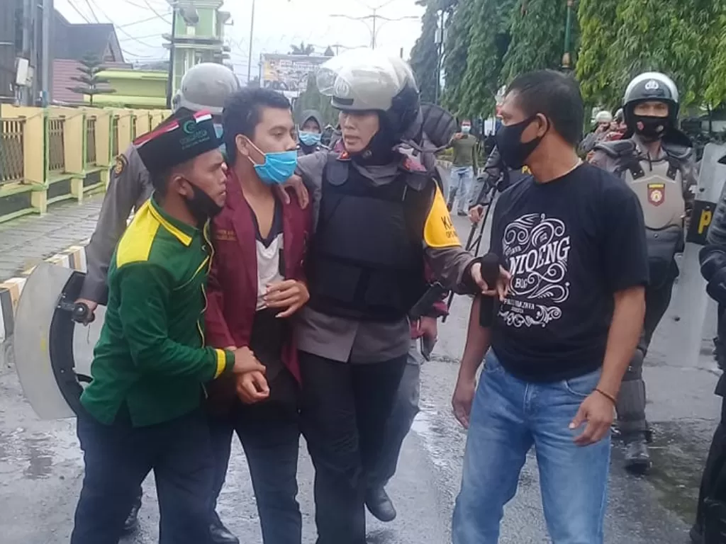 Polwan Kapolres Sidempuan AKBP Juliani selamatkan demonstran. (Istimewa)