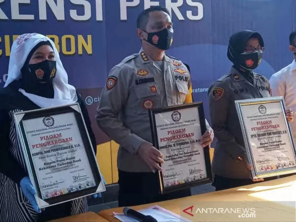   Kapolresta Cirebon Kombes Pol. M Syahduddi (tengah) saat menunjukkan penghargaan dari Komnas Perlindungan Anak. (Photo/ANTARA/Khaerul Izan)