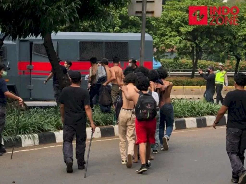 Sejumlah massa memaksa ke arah Gedung DPR diamankan polisi di Jalan Gatot Subroto, Jakarta. (INDOZONE/Samsudhuha Wildansyah)